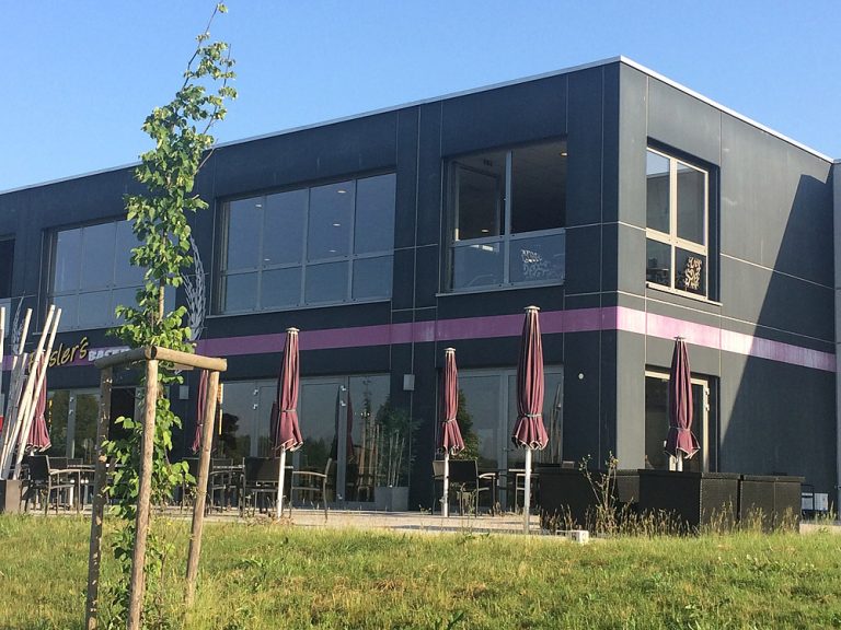 Backhaus von außen mit Klimaanlage
